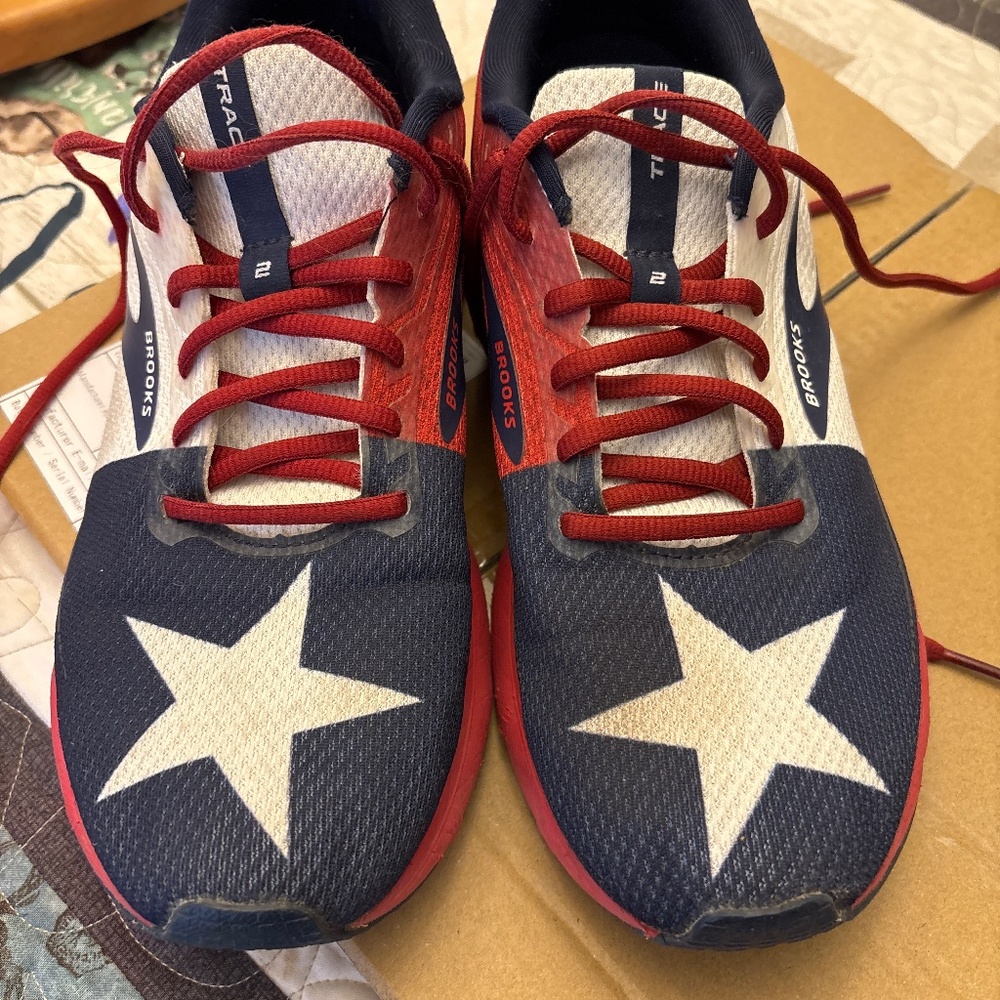 Brooks lone star shoes. 8.5 size.